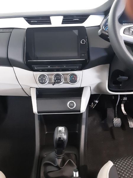 2022-Renault-Triber-10-Intens-Auto_10