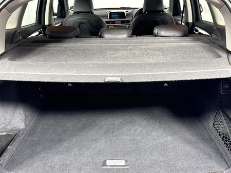 2019-BMW-X1-sDrive18i_14