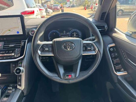 2025-Toyota-Land-Cruiser-300-V6-33D-GR-S_15