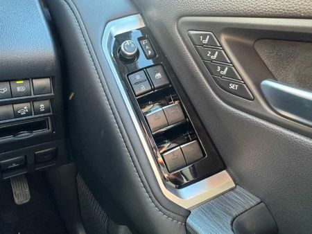 2025-Toyota-Land-Cruiser-300-V6-33D-GR-S_16