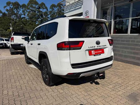 2025-Toyota-Land-Cruiser-300-V6-33D-GR-S_25