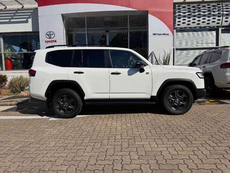 2025-Toyota-Land-Cruiser-300-V6-33D-GR-S_26