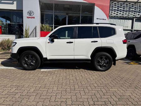2025-Toyota-Land-Cruiser-300-V6-33D-GR-S_27