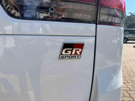 2025-Toyota-Land-Cruiser-300-V6-33D-GR-S_6