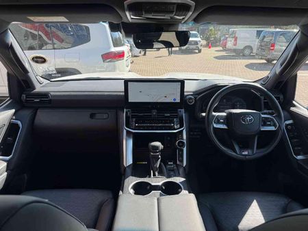 2025-Toyota-Land-Cruiser-300-V6-33D-GR-S_7
