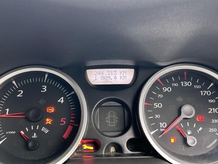 2010-Renault-Megane-II-19-dCi-Sedan-Dynamique_9