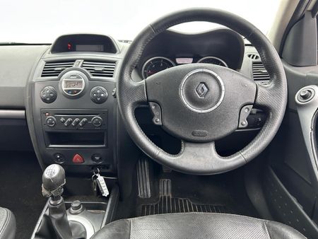 2010-Renault-Megane-II-19-dCi-Sedan-Dynamique_8