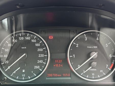 2010-BMW-3-Series-320i-Auto_9