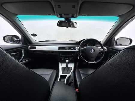 2010-BMW-3-Series-320i-Auto_10