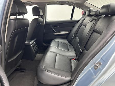 2010-BMW-3-Series-320i-Auto_11