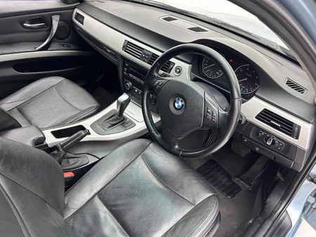 2010-BMW-3-Series-320i-Auto_14