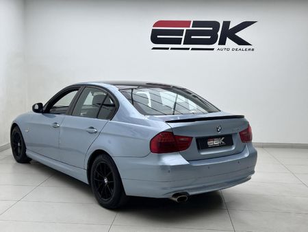 2010-BMW-3-Series-320i-Auto_3