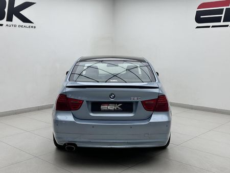 2010-BMW-3-Series-320i-Auto_4