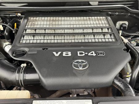 2018-Toyota-Land-Cruiser-200-45-D-V8-GX-Auto_10