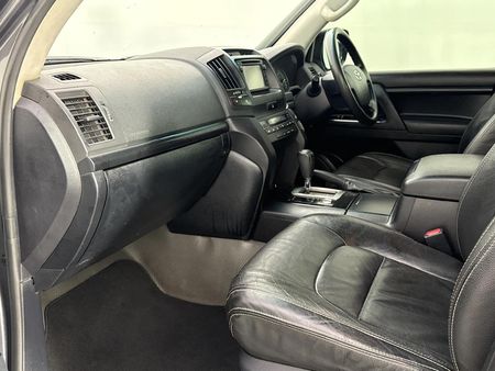 2018-Toyota-Land-Cruiser-200-45-D-V8-GX-Auto_7