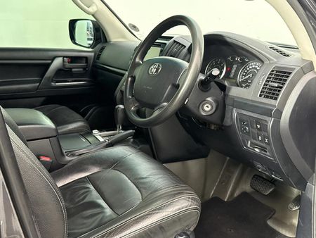 2018-Toyota-Land-Cruiser-200-45-D-V8-GX-Auto_8