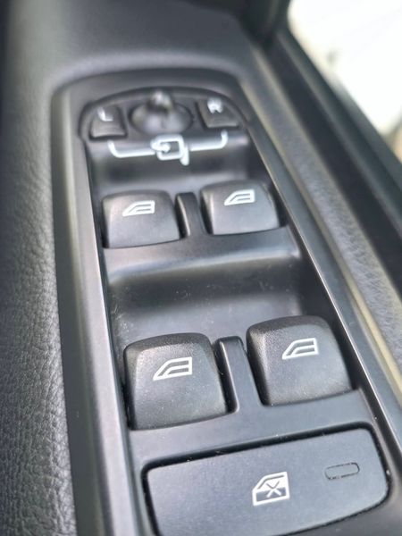 2014-Land-Rover-Discovery-4-30-V6-SC-SE_15