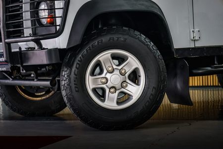 2017-Land-Rover-Defender-110-22D-Station-Wagon_11