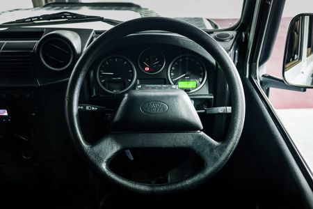 2017-Land-Rover-Defender-110-22D-Station-Wagon_14
