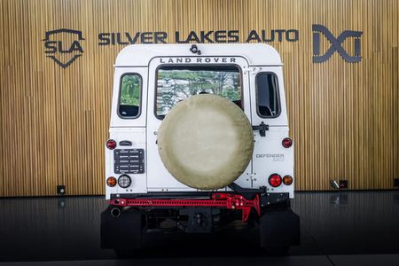 2017-Land-Rover-Defender-110-22D-Station-Wagon_3
