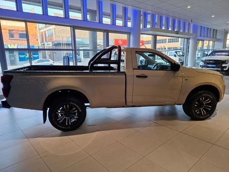 2023-Isuzu-D-Max-19-DDI-HR-L-4x4-Single-Cab_11