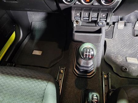 2022-Suzuki-Jimny-15-GLX_13