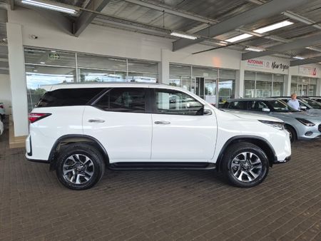 2023-Toyota-Fortuner-24-GD-6-RB-Auto_2