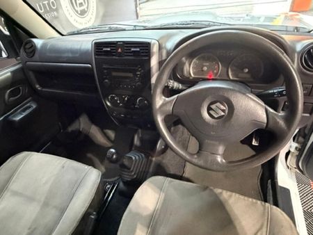2013-Suzuki-Jimny-13_9