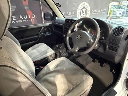2013-Suzuki-Jimny-13_6
