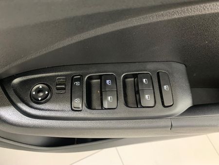 2025-Hyundai-Venue-12-Motion_14