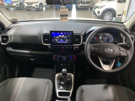 2025-Hyundai-Venue-12-Motion_16