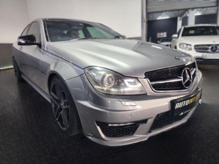 2011-Mercedes-AMG-C-Class-C63-AMG_2
