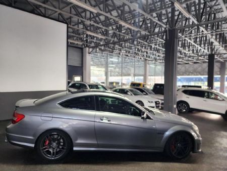 2011-Mercedes-AMG-C-Class-C63-AMG_3