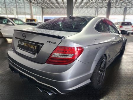 2011-Mercedes-AMG-C-Class-C63-AMG_4