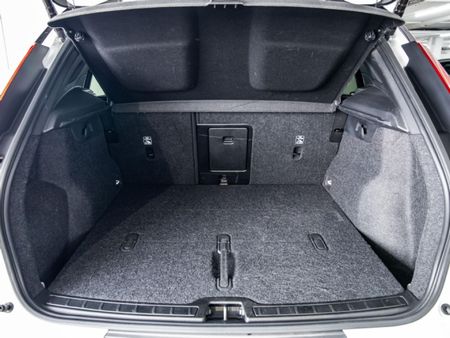 2024-Volvo-XC40-P8-Recharge_16