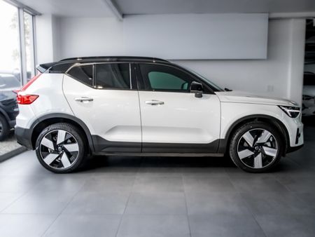 2024-Volvo-XC40-P8-Recharge_2