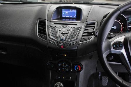 2017-Ford-Fiesta-10-EcoBoost-Trend-5-dr_10