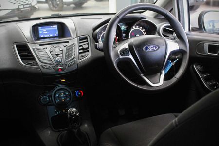 2017-Ford-Fiesta-10-EcoBoost-Trend-5-dr_12