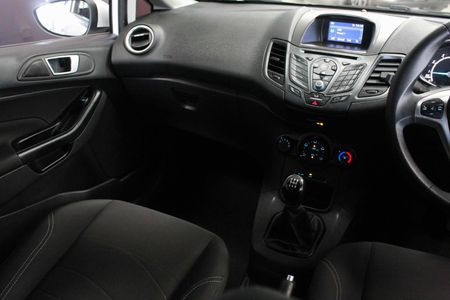 2017-Ford-Fiesta-10-EcoBoost-Trend-5-dr_14