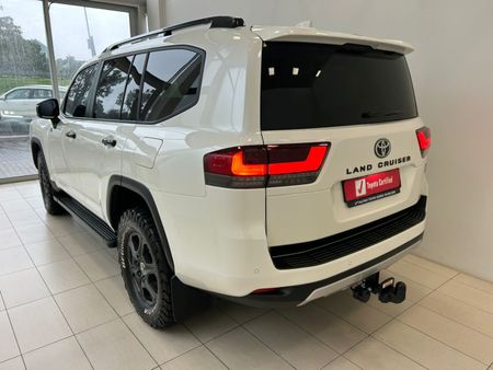 2025-Toyota-Land-Cruiser-300-V6-33D-GR-S_6