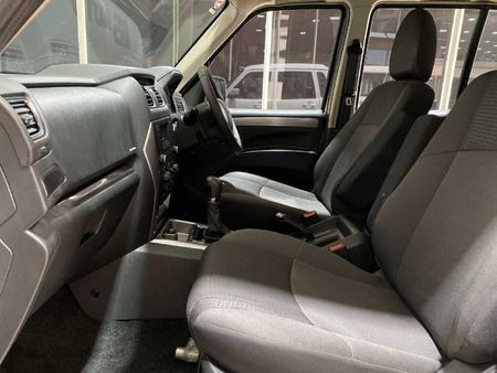 2023-Mahindra-Pik-Up-22-mHawk-S6-Refresh-4x4-Auto-Double-Cab_10