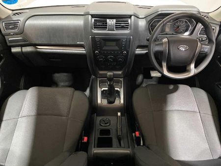 2023-Mahindra-Pik-Up-22-mHawk-S6-Refresh-4x4-Auto-Double-Cab_17