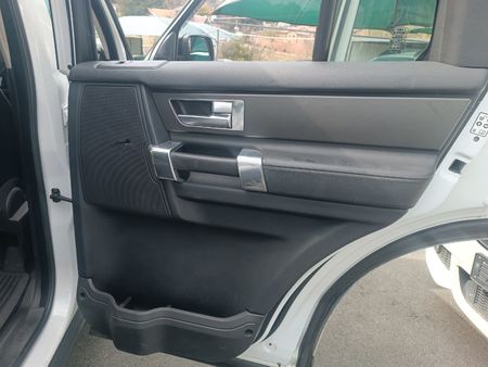 2012-Land-Rover-Discovery-4-50-V8-SE_21