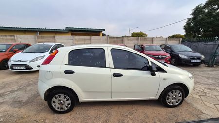 2012-Fiat-Punto-12-Active_4