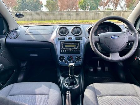 2015-Ford-Figo-14-Ambiente_11
