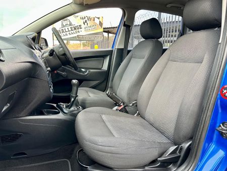 2015-Ford-Figo-14-Ambiente_12