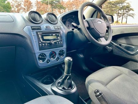 2015-Ford-Figo-14-Ambiente_13