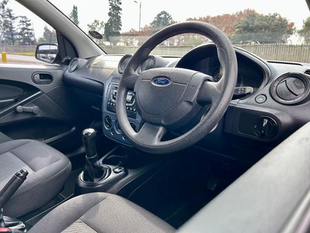 2015-Ford-Figo-14-Ambiente_15