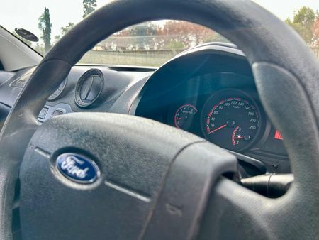 2015-Ford-Figo-14-Ambiente_17