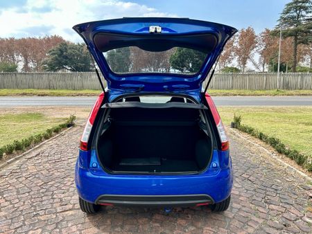 2015-Ford-Figo-14-Ambiente_19
